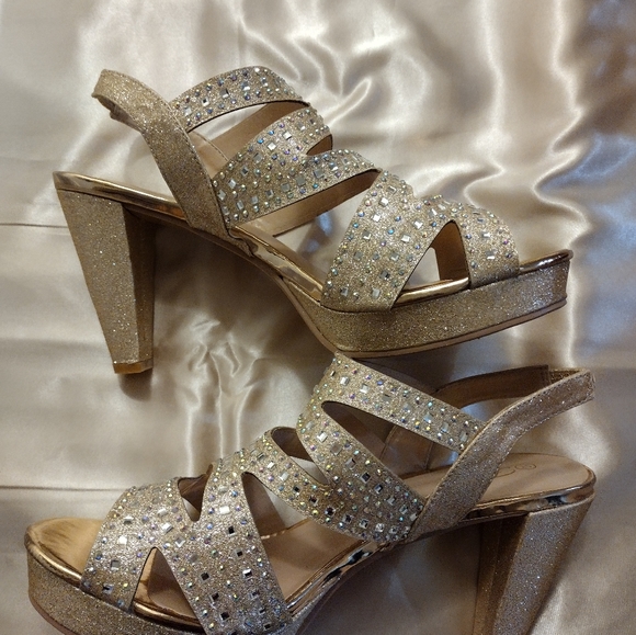 Beautiful Gold Rhinestone Elegant Event Shoe - Picture 4 of 6